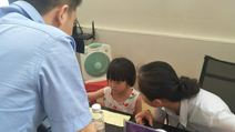 资兴：帮助迷路的小女孩寻找回家的路