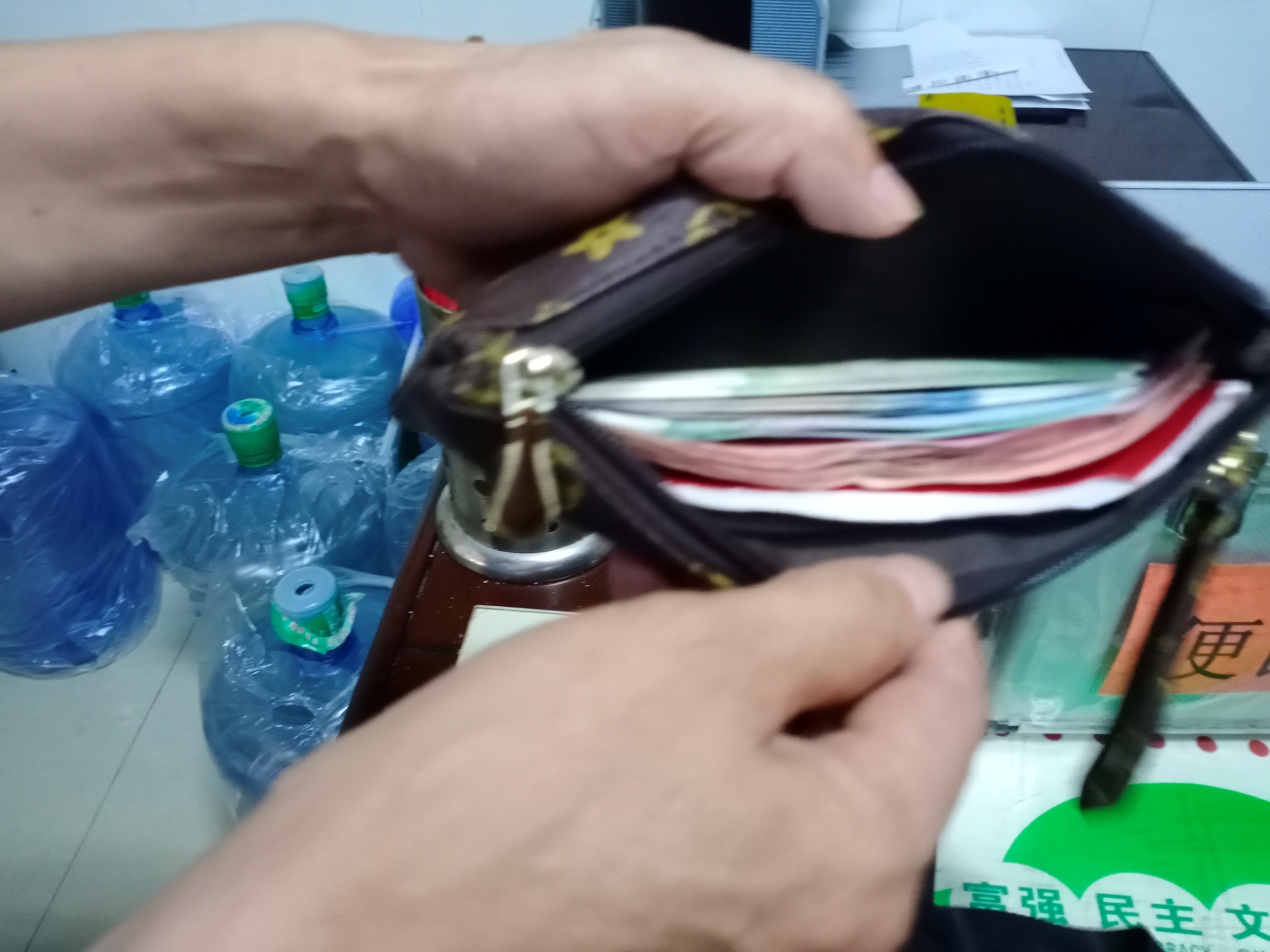 郴汽集团万华汽车站陈金凤拾金不昧